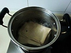 雪菜豆皮,锅中加入清水，盐，油，鸡精放入豆皮煮上3分钟。