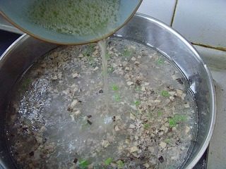 西湖牛肉羹,蛋清打散淋入锅中，轻轻用筷子搅一下。