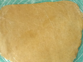 粗粮棒棒糖饼干,松弛好的面团，两面盖上保鲜膜擀约0.5cm厚面片