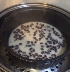 花香红豆马蹄糕,打开盖，这次是妥两勺椰汁生熟浆倒在表面，再次加盖，蒸约3分钟至凝固