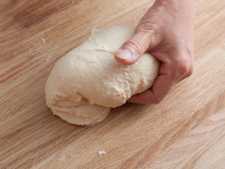 海地白面包,把所有材料一起搅拌均匀，边摔边揉，反复这个动作，大约10分钟。把面团揉成圆形