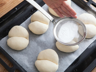 海地白面包,表面撒上过筛米粉。（凹处不要筛粉）烤箱预热180度，烤制11分钟