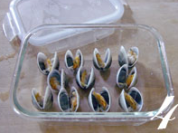 蛤蜊蒸蛋,将煮好的蛤蜊排放在乐扣乐扣格拉斯盒中，煮蛤蜊的水捞去姜片晾凉待用。