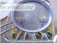 蛤蜊蒸蛋,将鸡蛋液过滤以后（过滤的目的是使蒸出的蛋液更加细腻）.