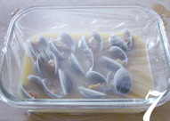 蛤蜊蒸蛋,倒入放好蛤蜊的乐扣乐扣格拉斯盒中，用保鲜膜覆盖起来。