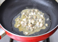 蚵仔煎,平底锅中倒入适量油，将腌制好的海蛎倒入，火不要太大，慢慢煎一下