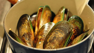 香蒜焗烤青口,把mussel洗净，码在锅里