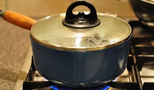 香蒜焗烤青口,盖上锅盖，大火煮4-5分钟