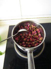 玫瑰红糖膏,玫瑰花放入小锅中加入纯净水。