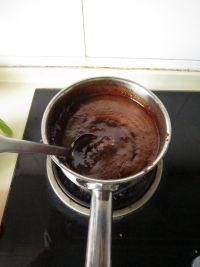 玫瑰红糖膏,用勺子不停搅拌以免粘锅。