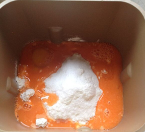 胡萝卜吐司,使用面包机揉面，把A中的所有材料加入面包桶，粉类原料象小山一样堆在中间，液体倒在桶壁四周（加液体的量按面粉不同的吸水性自行调整）