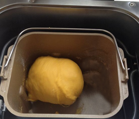 胡萝卜吐司,选择程序“16和面”功能，揉成光滑面团后加入黄油，一个揉面程序结束后加入酵母，继续第二个揉面程序，揉至可拉出具延展性的薄膜