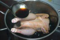 酱油鸡,酱油烧开后，加入鸡，浸泡。浸泡不了的地方，用勺子淋酱油到鸡上。