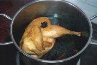 酱油鸡,10分钟后，翻转，浸鸡的另一边，同样浸泡10分钟左右。
