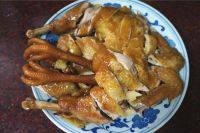 酱油鸡,然后切鸡腿和鸡翅，最后将鸡胸肉盖在最上面。