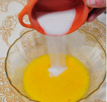 华夫饼,将鸡蛋打散，加入细砂糖，打搅均匀。