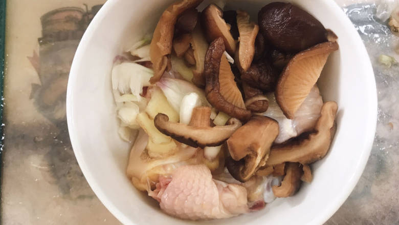 姜葱冬菇蒸滑鸡,将所有食材放入碗中