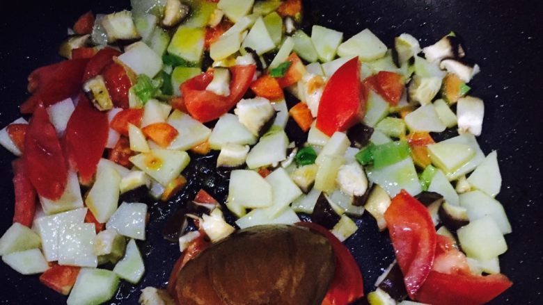 陕西烩麻食,最后加入西红柿块，加入味精，翻炒，入味。
