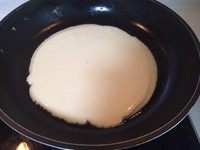 蜜红豆饼,平底锅内搽一层油，用无盐黄油最香，但我用了普通粟米油，不想太油腻。小火，倒一勺糊糊在锅子中央，轻轻摆动平底锅，使面糊流动成更薄的圆形
