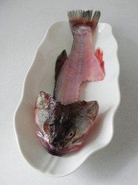 麒麟鲈鱼,将鱼头和鱼骨摆在盘里。