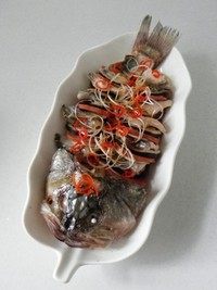 麒麟鲈鱼,在鱼上放上葱丝和红椒丝，淋上<a style='color:red;display:inline-block;' href='/shicai/ 864'>蒸鱼豉油</a>和适量的盐。