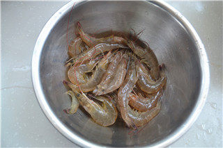 白灼基围虾,用少许盐搓洗虾的表面，冲洗干净。