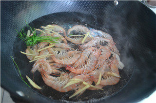 白灼基围虾,倒入虾，加少许盐，一汤勺料酒煮一分钟左右。