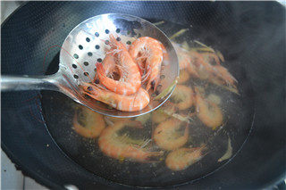 白灼基围虾,捞出看虾全部变红就可以了，上桌时用小碟子盛上醋和生抽，滴几滴香油，沾汁吃更美味。