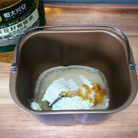 香葱咸饼干,先制作水油皮：将富强粉，橄榄油，麦芽糖，酵母，水放入面包机桶内，然后启动揉面程序。