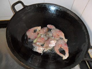 豆豉烧鱼块,炒锅倒油烧热下入姜丝、鱼块煎制；