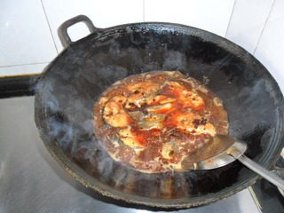 豆豉烧鱼块,加刚好淹没鱼块的水，加盖烧10分钟；