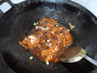 豆豉烧鱼块,再揭开盖子烧到鱼汤浓稠时撒入葱花、调入少许味精即可。