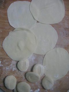 江毛水饺,切成均匀的剂子，擀成薄面皮。