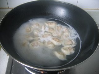 江毛水饺,锅中倒入高汤，煮至馄饨熟至浮起捞出。