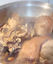 可乐话梅蹄膀,水烧沸后，盖上锅盖，转小火让锅内水保持沸腾，慢慢炖煮一个半小时。