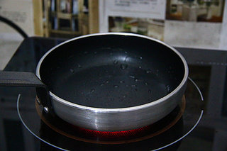 黄埔蛋,平底锅抹少许油加热