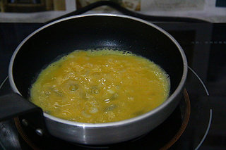 黄埔蛋,快速转动平底锅，让蛋液摊均匀