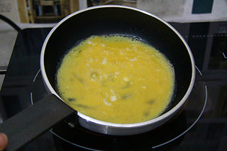 黄埔蛋,中小火煎至鸡蛋表面呈现丝绸布状即可盛出；依次煎完所有的蛋液