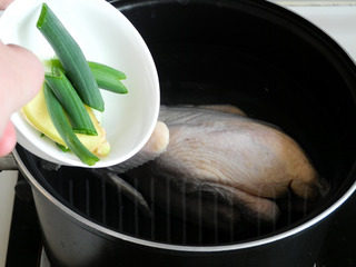 私房白切鸡,加入葱段和姜片。