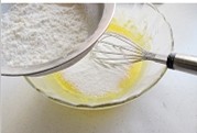 酸奶柠檬中空戚风蛋糕 ,筛入低筋面粉，用蛋抽划不规则的方向，翻拌均匀。