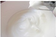 酸奶柠檬中空戚风蛋糕 ,蛋白中点几滴柠檬汁，分三次加白砂糖，将蛋白打发至9分发就可以了，提起打蛋器有一个弯钩的状态。