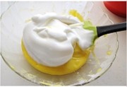酸奶柠檬中空戚风蛋糕 ,将打发的蛋白取三分之一，放到蛋黄糊中，用刮刀翻拌至均匀。