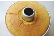 酸奶柠檬中空戚风蛋糕 ,送入预热好175度的烤箱中层，上下火，烘烤大约40分钟。