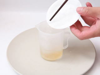 芒果慕斯杯,在量杯中倒入80ml的热水，倒入吉利丁粉10克，搅拌使其溶解。
