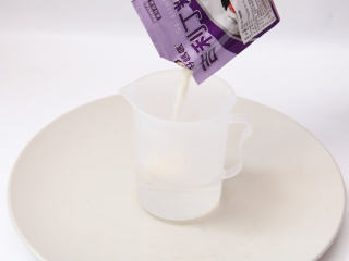 芒果慕斯杯,再加入30克的白砂糖搅拌融化，放置一旁冷却。
