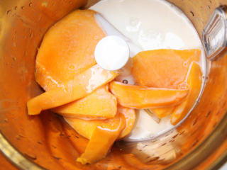 芒果慕斯杯,将切好的芒果放进料理机，并加入100ml的鲜牛奶。