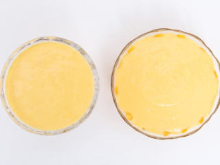 芒果慕斯杯,杯中倒入九分满的奶油糊即可放入冰箱冷藏至少4小时，凝固好了方可食用。