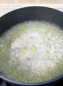 花环奶油泡芙,水、黄油、盐、糖用不粘锅加热至沸腾，