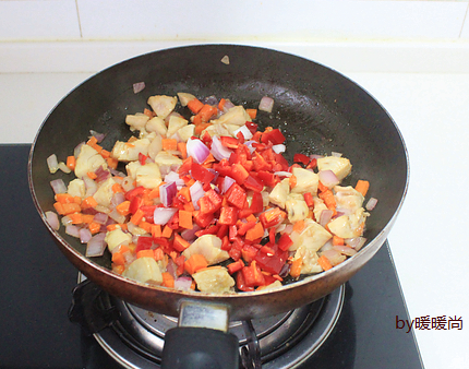 咖喱鸡肉炊饭,最后下红椒丁翻炒均匀。