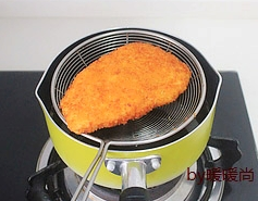 日式香酥鸡排饭,奶锅里放多一些的<a style='color:red;display:inline-block;' href='/shicai/ 849'>花生油</a>，油温烧至6成热后下鸡排，中小火炸至鸡排变色、定型，然后将鸡胸肉捞出重新将油烧至8成热，将鸡排下油锅复炸至表面焦脆，时间控制在30秒左右。